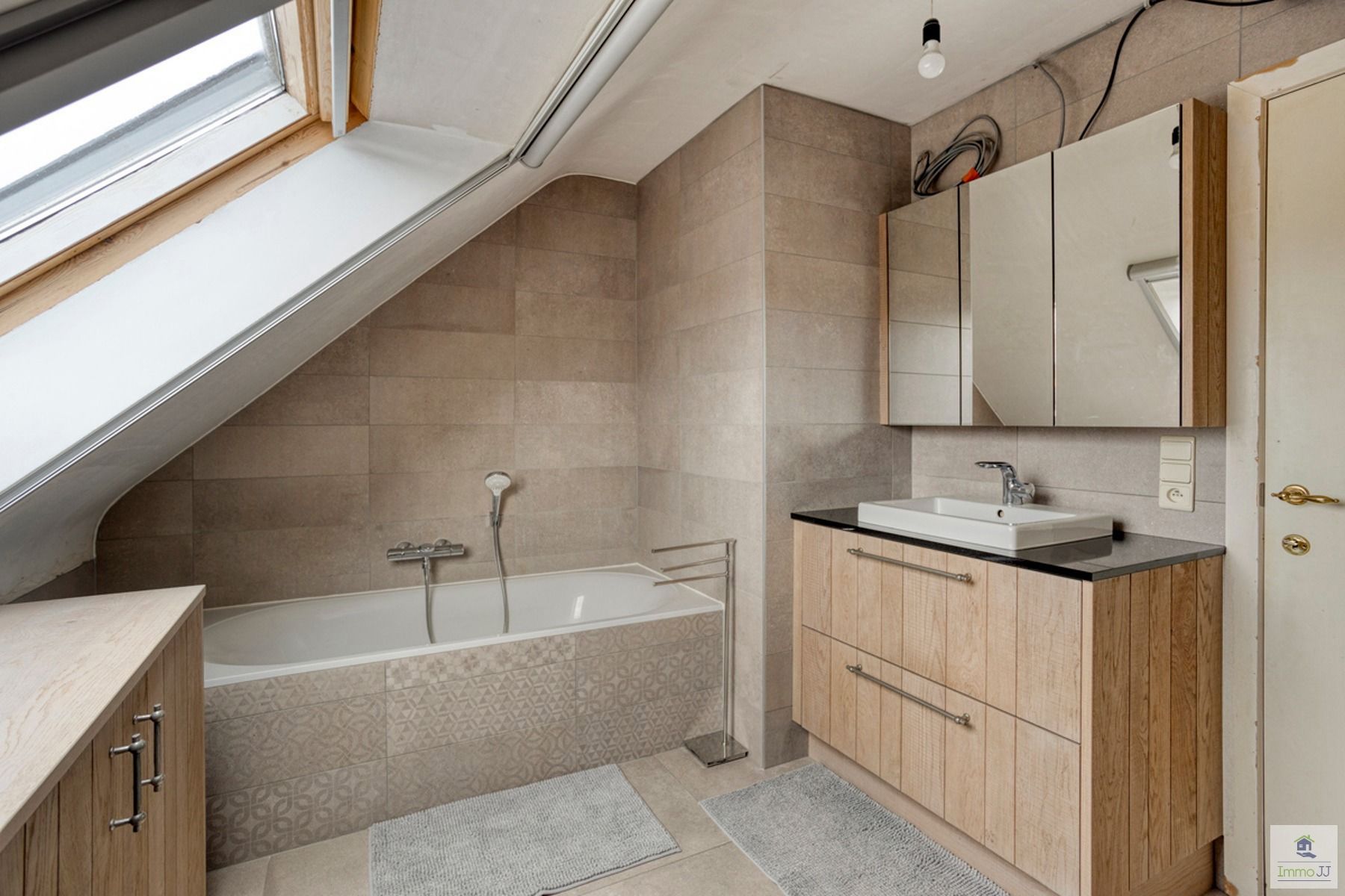 Halfopen bebouwing met zwembad foto 18