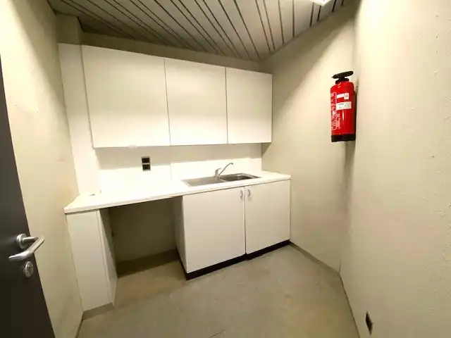 Handelsruimte  (+-160m²) met 6 autostaanplaatsen centrum Geel. foto 8