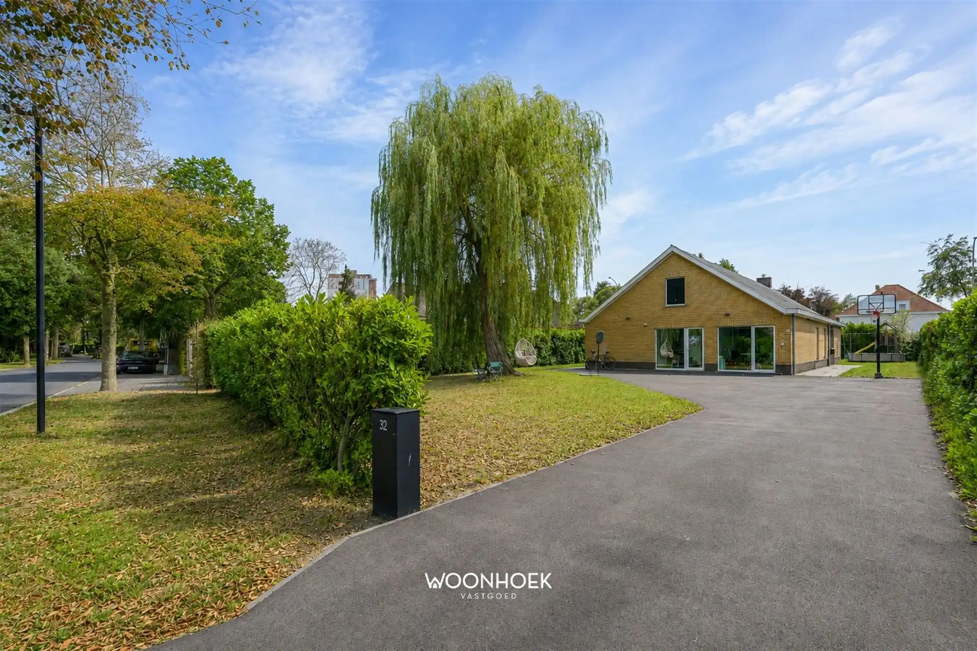 Gerenoveerde villa met bureau en 6 slaapkamers! foto {{pictureIndex}}