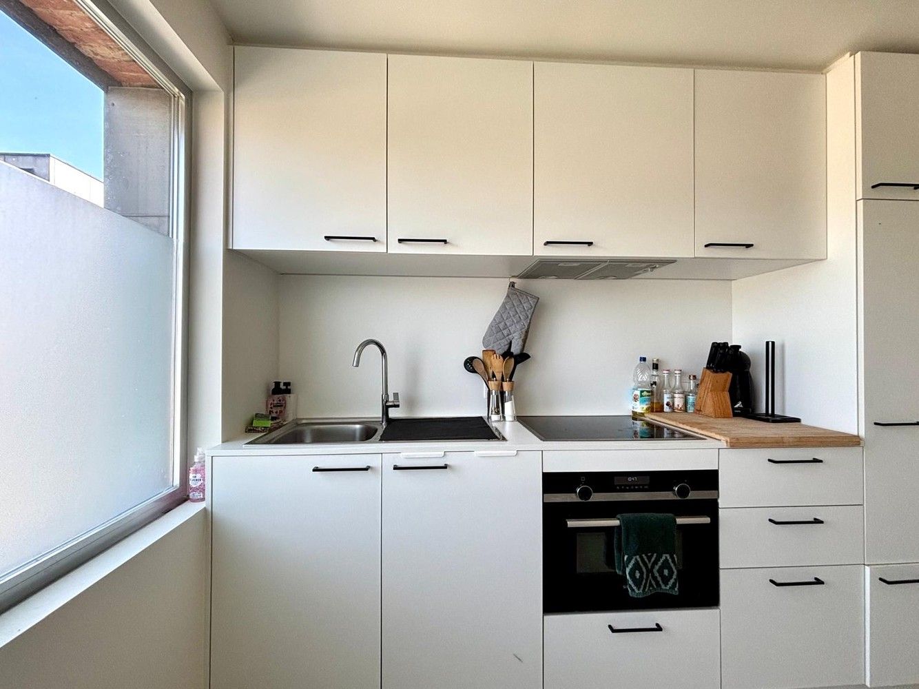 Lichtrijk en modern appartement met twee slaapkamers in het centrum van Wommelgem! foto 3