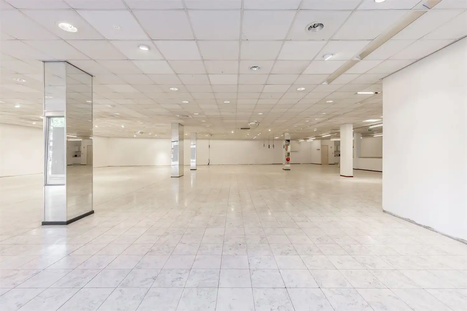 IDEALIS VASTGOED – Extra ruim handelspand (+-500m²!!!) met tal van mogelijkheden op een extra centrale, commerciële zichtlocatie te midden van het centrum in Genk foto 15