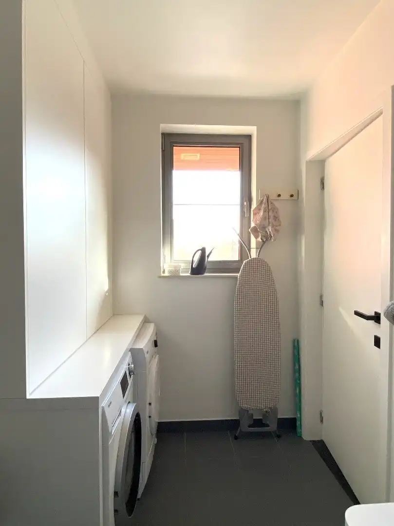 GEZELLIGE INSTAPKLARE RIJWONING MET 3 SLAAPKAMERS | TERRAS EN AUTOSTAANPLAATS foto 5