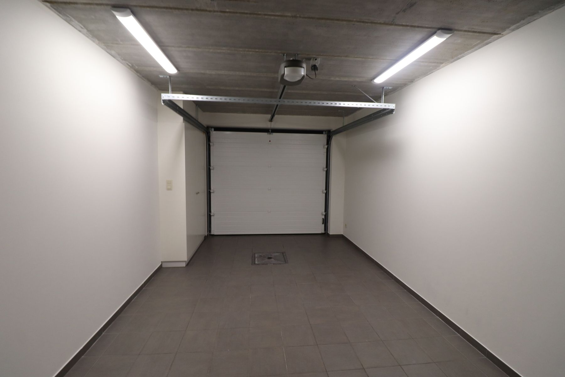 Een ruim recent woonhuis - gesloten bebouwing - met 3 slaapkamers, inpandige garage, terras en tuin foto 6
