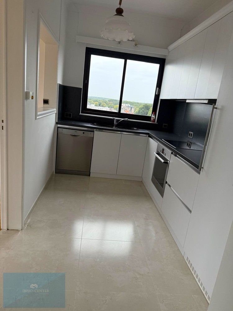 Te huur: Ruim 3-slaapkamer appartement in hartje Genk – Sint-Martinusplein foto 6