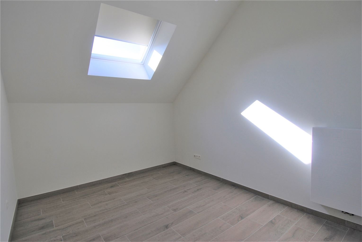 Volledig gerenoveerd duplex-appartement met 2 slaapkamers in het centrum van Maaseik met moderne afwerking. foto 11