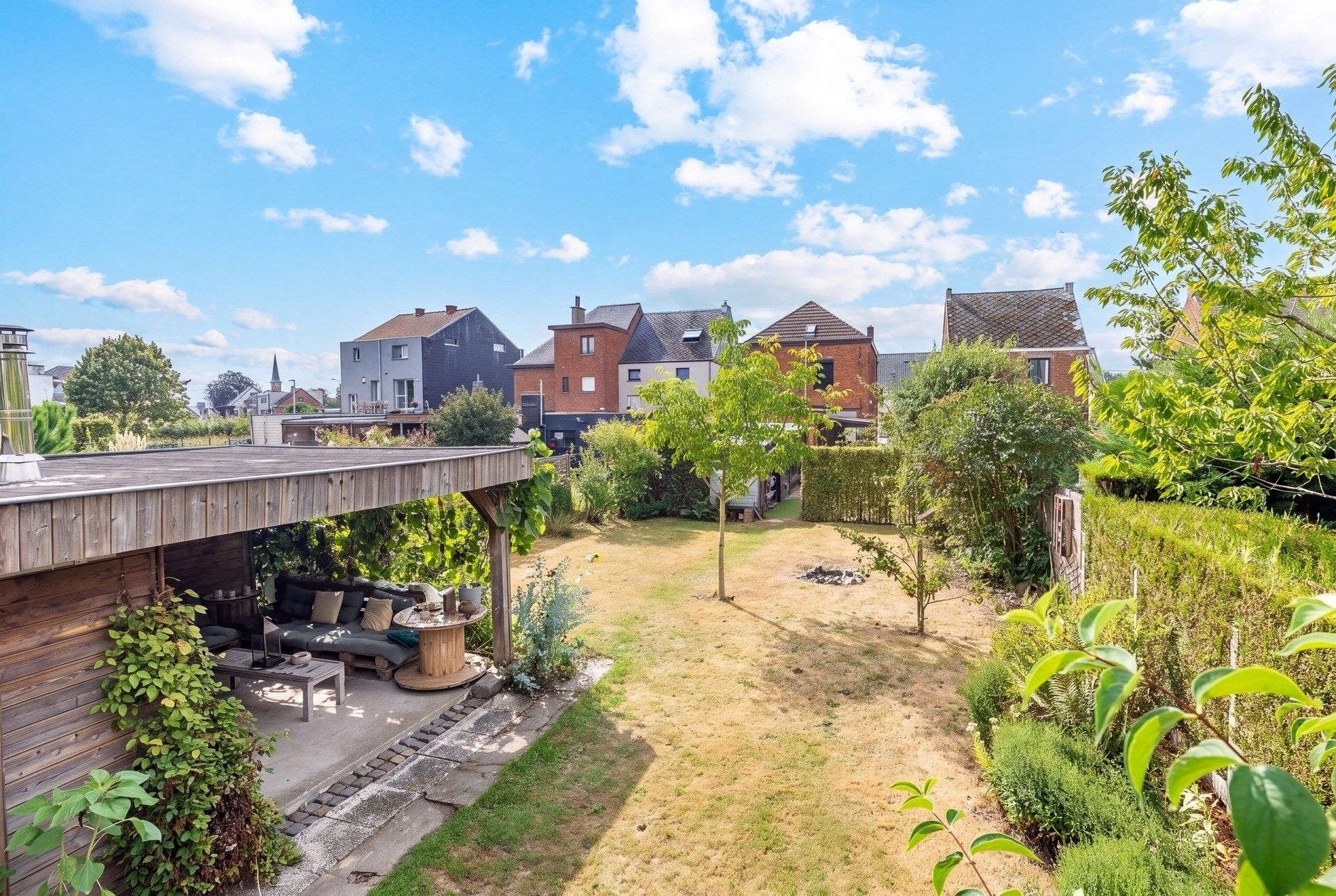 Interessante woning met prachtige tuin in Wichelen.