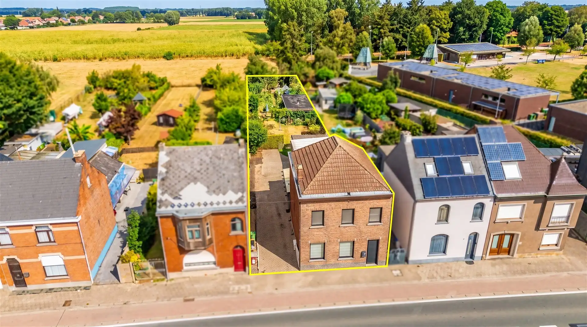Hoofdfoto van de publicatie: Interessante woning met prachtige tuin in Wichelen.