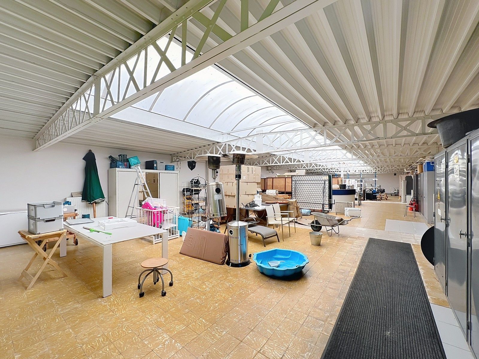 KANTOORGEBOUW (124 m²) met ATELIER (630 m²) én eigen parking op zeer goede ligging nabij centrum KORTRIJK ! foto 14