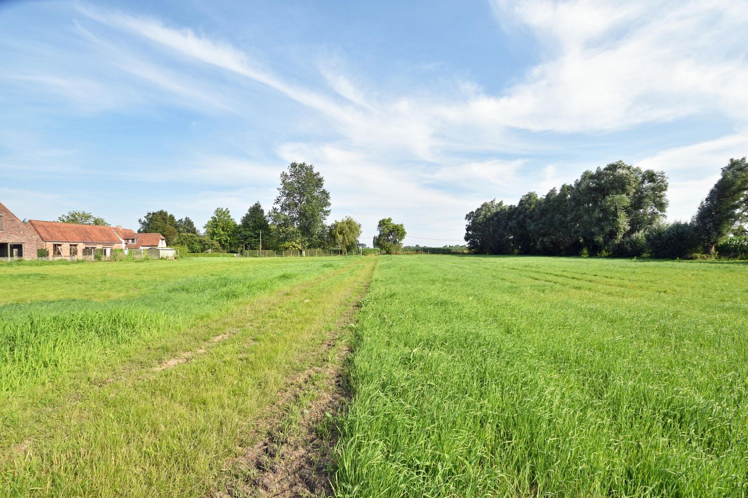 Makkelijk toegankelijk stuk landbouwgrond nabij het centrum van Knesselare foto {{pictureIndex}}