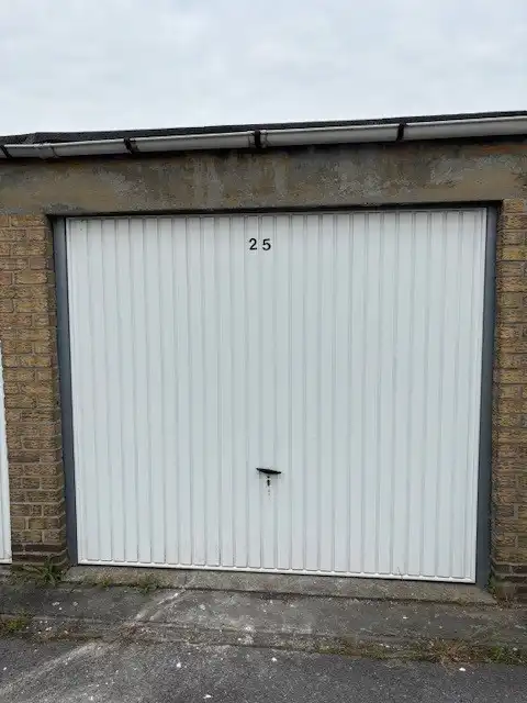 centraal gelegen, gemetste garage in garagecomplex (er zijn er nog 6 beschikbaar en worden individueel verkocht) foto 3