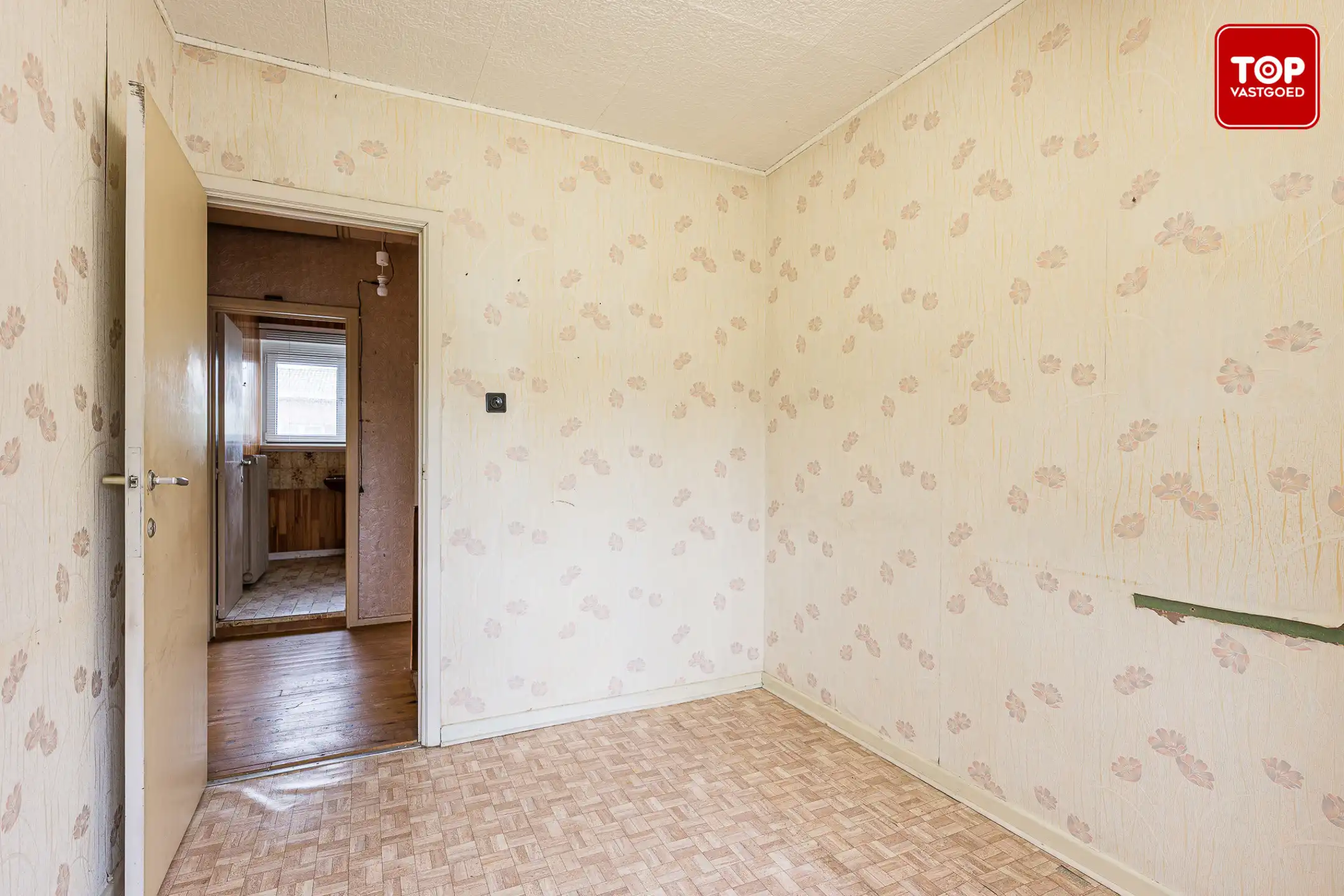 Op te frissen half open bebouwing met 3 slaapkamers, tuin en garage.  foto 14