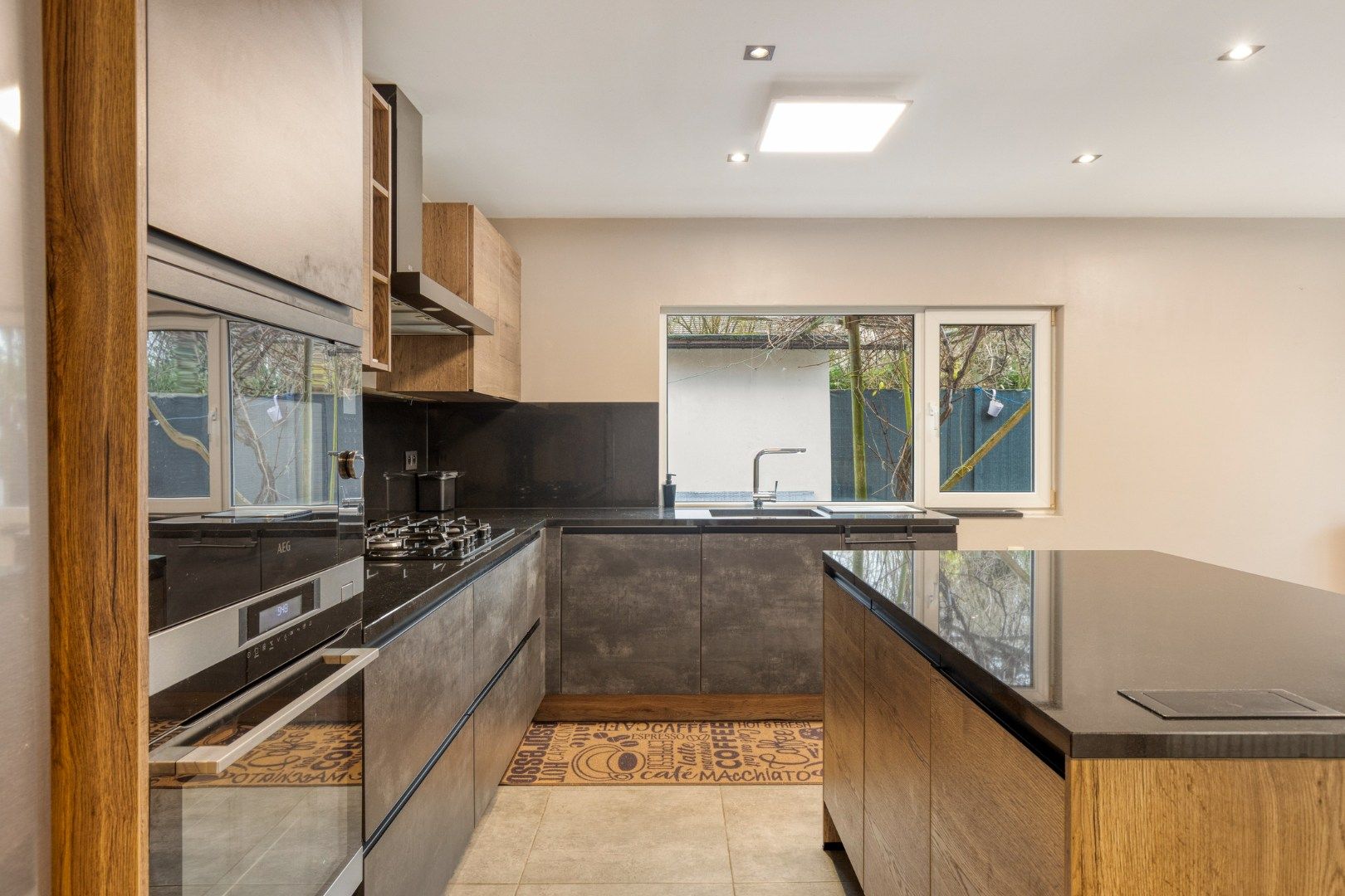 Ruime woning met 4 slaapkamers, garage en tuin in een leuke buurt! foto 6