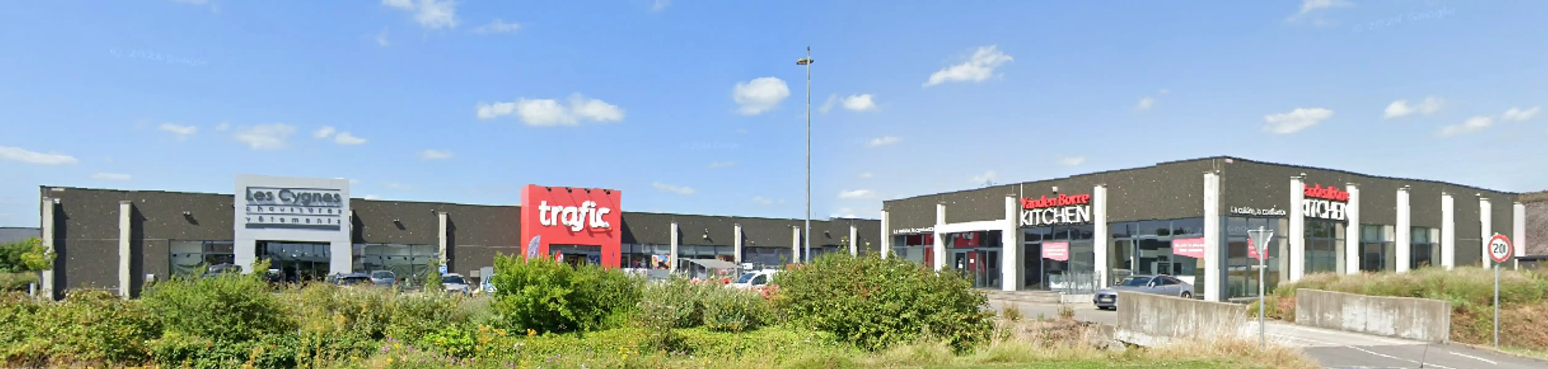 Handelspand van 950 m2 te huur in het commercieel centrum te Froyennes. (70 enseignes) foto 2