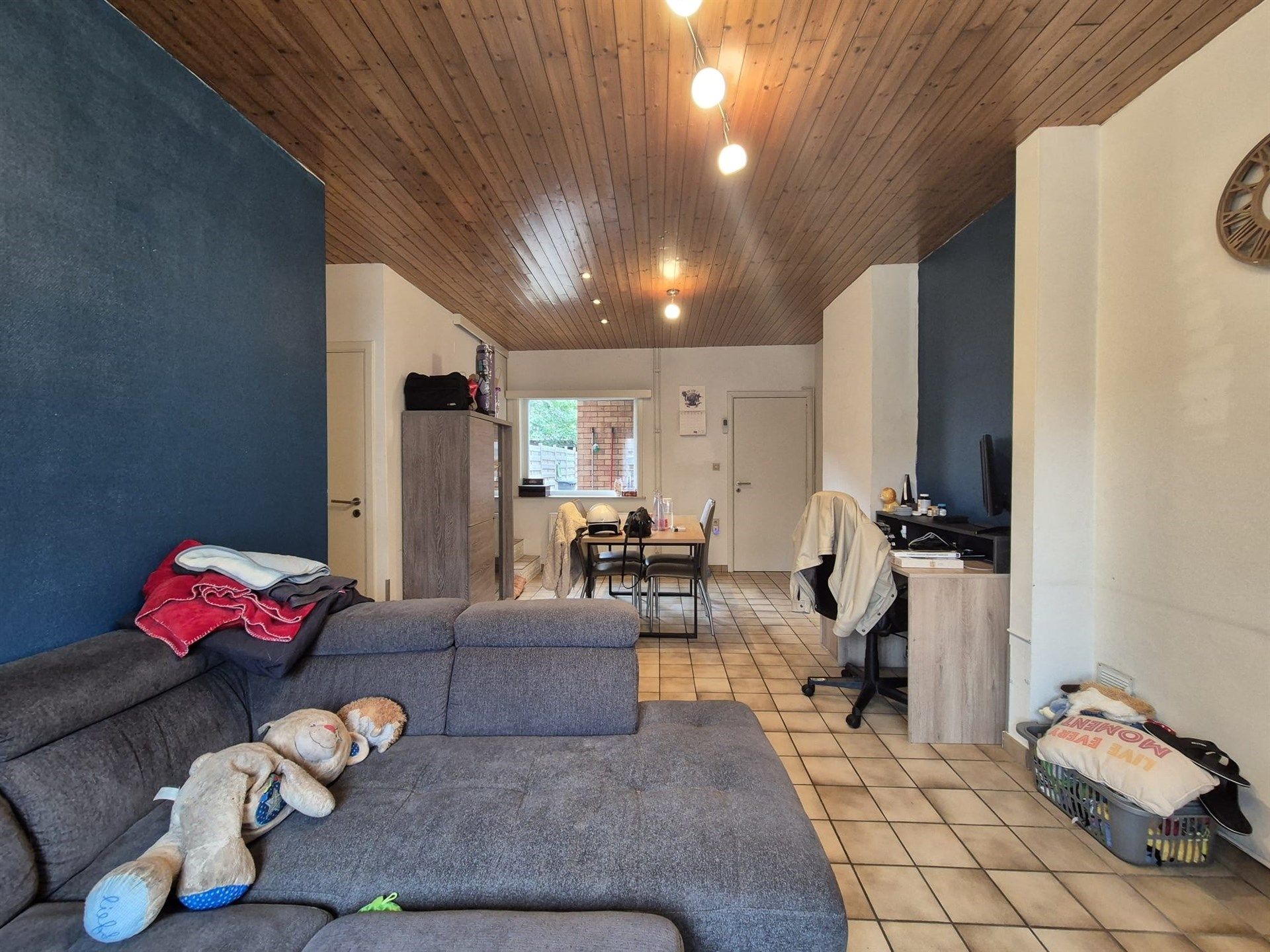 Centraal gelegen 2 slaapkamer woning met koer. foto 3