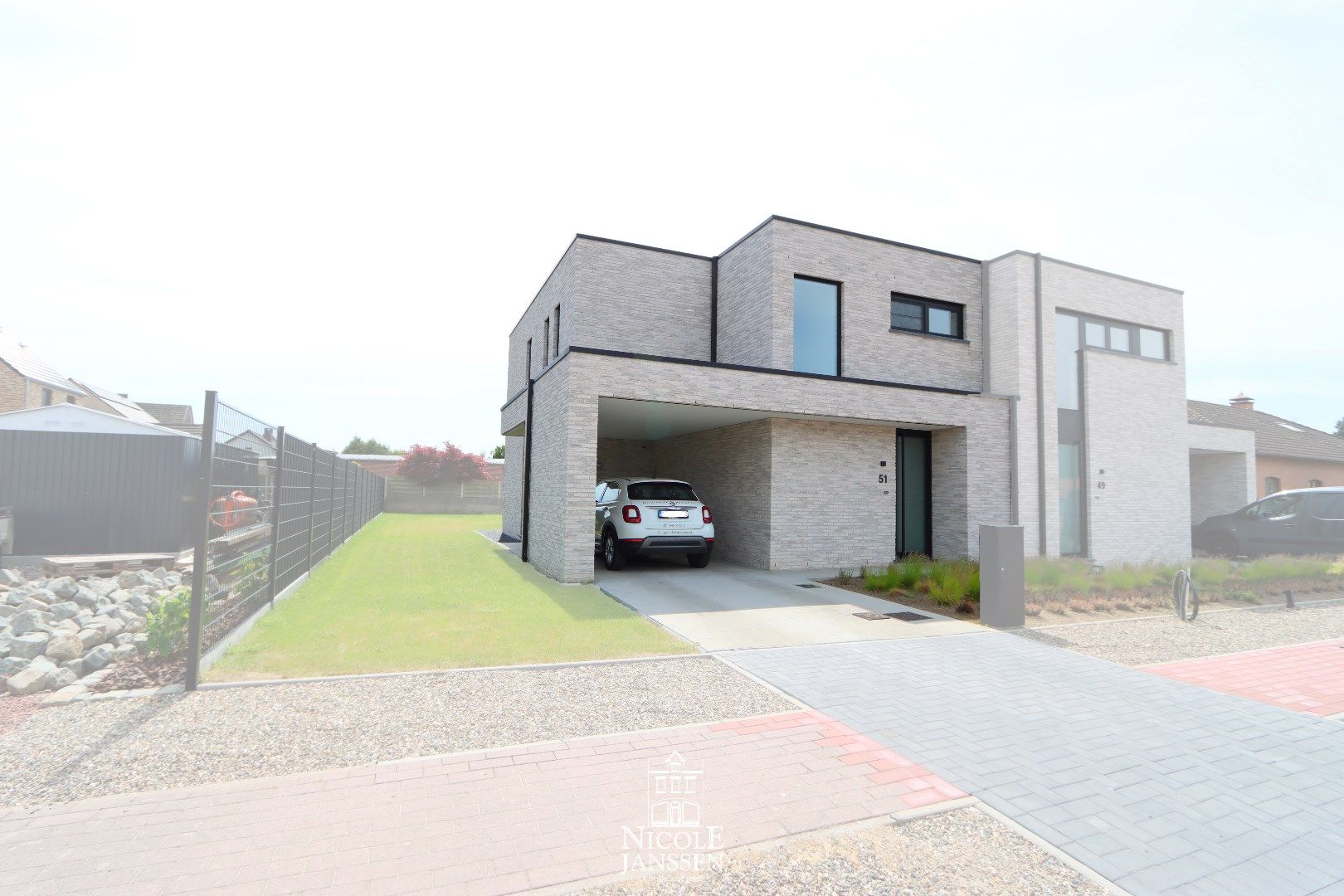 Halfvrijstaande nieuwbouwoning met 3 slaapkamers, carport en tuin in een rustige omgeving foto {{pictureIndex}}