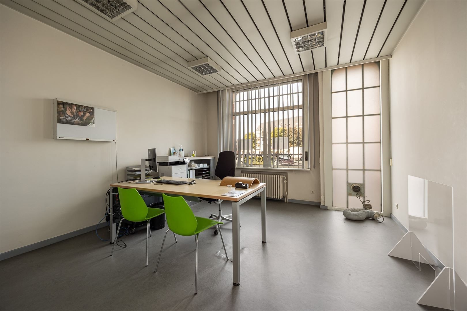 Groot kantoorgebouw op een ideale locatie! foto 5