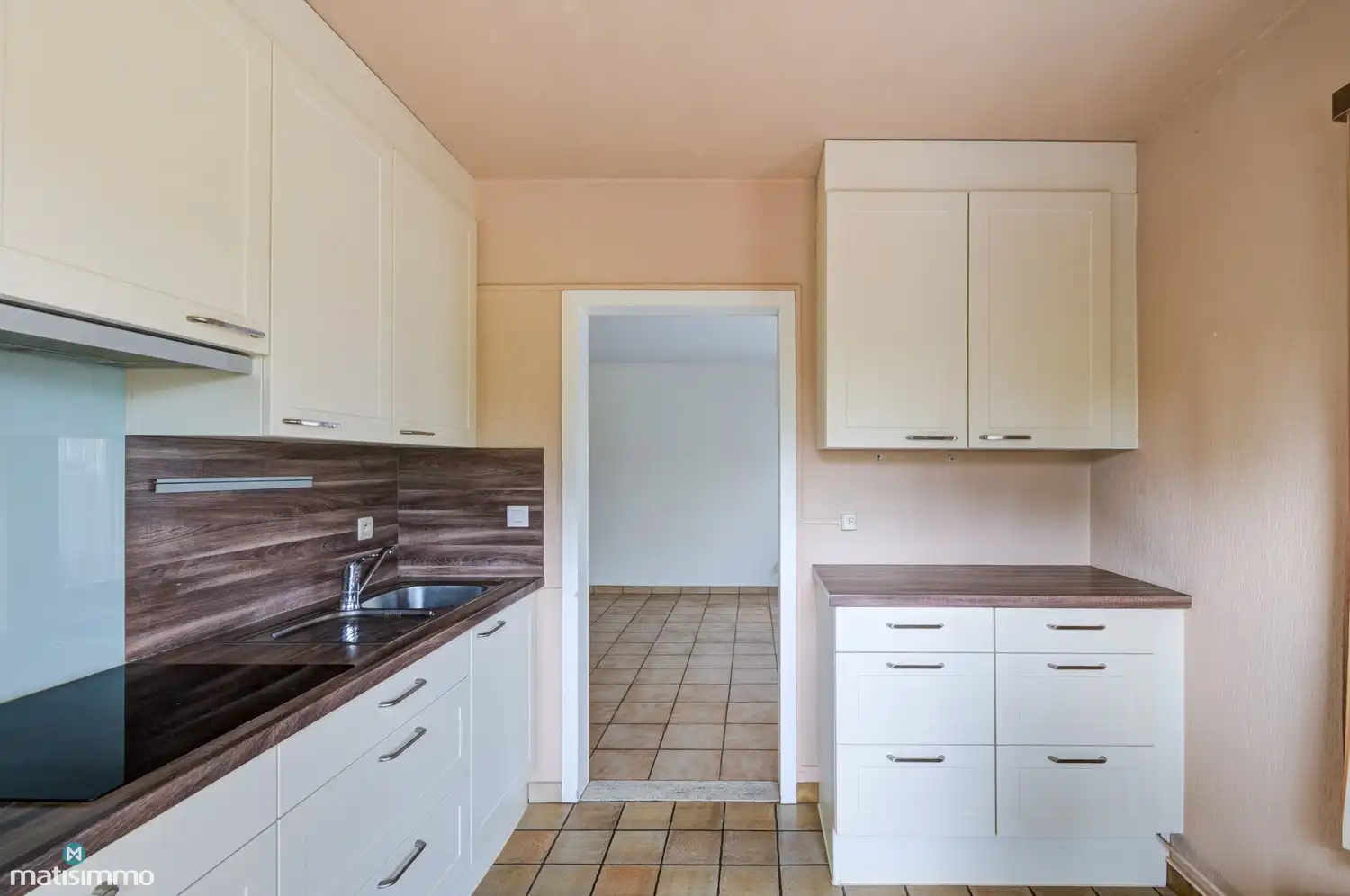 GELIJKVLOERS APPARTEMENT MET 2 SLAAPKAMERS, RUIME GARAGE, AUTOSTAANPLAATS EN KELDERBERGING TE LANAKEN foto 6