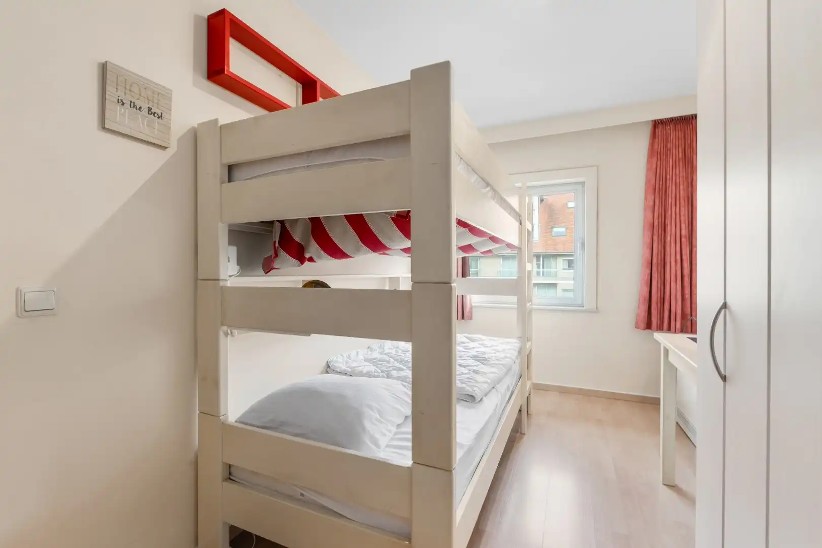 Modern gemeubeld 2 slaapkamerappartement met garage TE KOOP foto 10