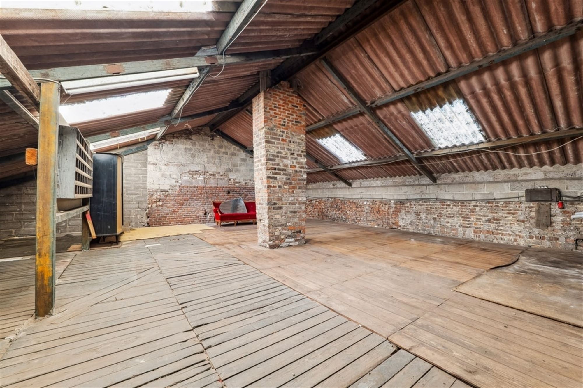WONING MET RUIME LOODS OP EEN TOPLOCATIE IN HOESELT foto 4