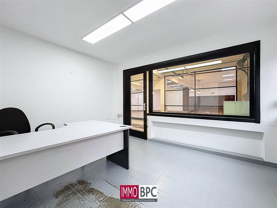 Magazijn met Showroom en Bureau foto 16