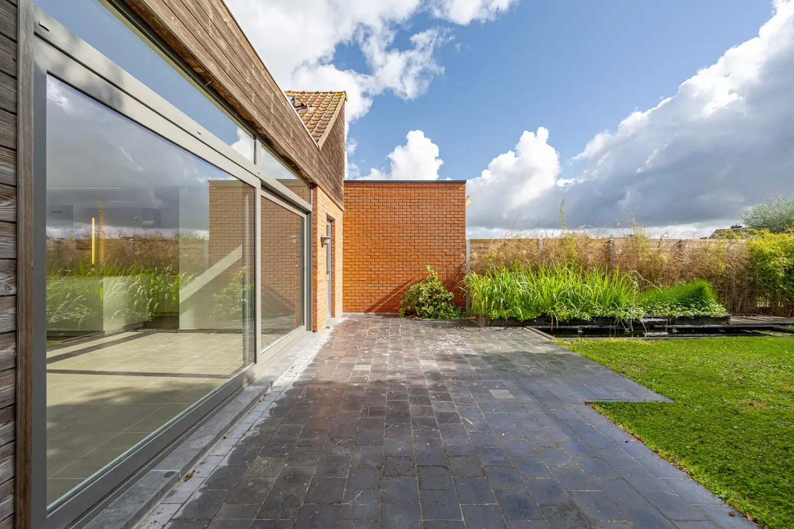 Instapklare, lichtrijke woning met 3 slaapkamers, zonnige tuin en 2 garages in Ledegem foto 3