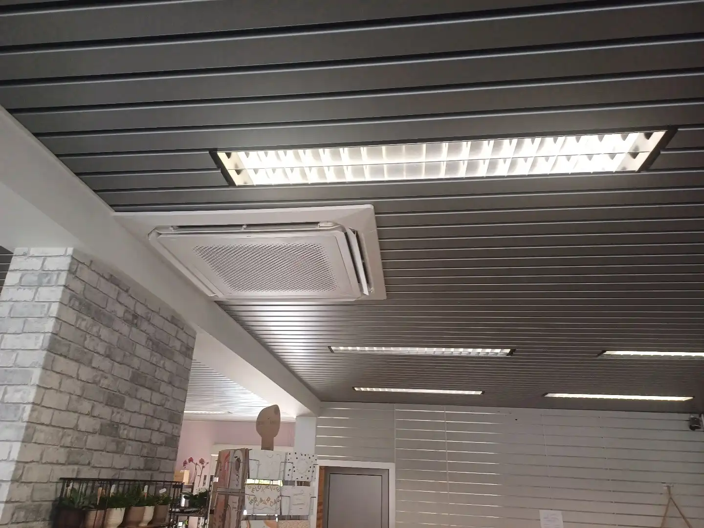 Goed gelegen handelsruimte met parking in het centrum van (Neer) pelt foto 9