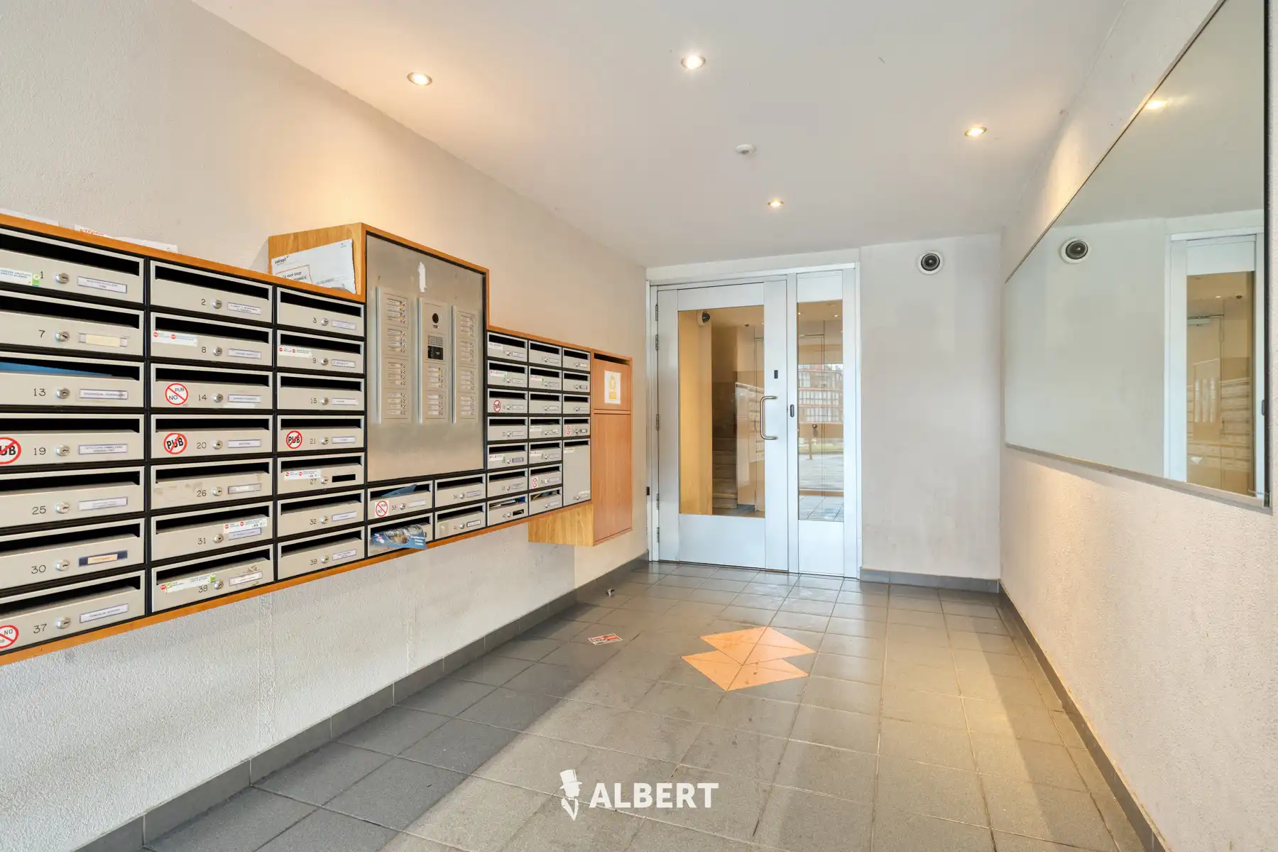 Lichtrijk 1-slaapkamerappartement met terras foto 2