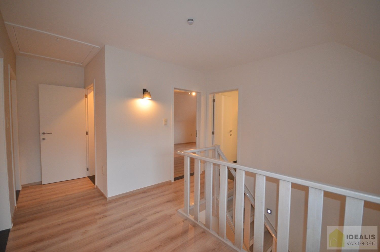 LUXUEUS AFGEWERKTE VILLA IN ZEER GOEDE STAAT! Deze ruime woning omvat o.a. een grote leefruimte, ruime keuken met bergplaats, wasplaats, 3 slaapkamers, ruime badkamer, inpandige garage en bergzolder! De villa is gelegen op een perceel met een opp. +/-13a dat volledig is aangelegd en omheind! Zeer geschikt voor kandidaten op zoek naar een rustig, doch centraal gelegen instapklare woning. foto 15