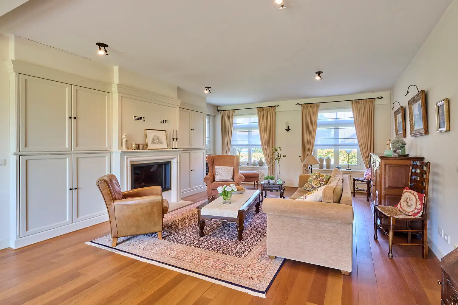 Exclusieve villa met bijgebouwen op 6.660m² grond foto 4