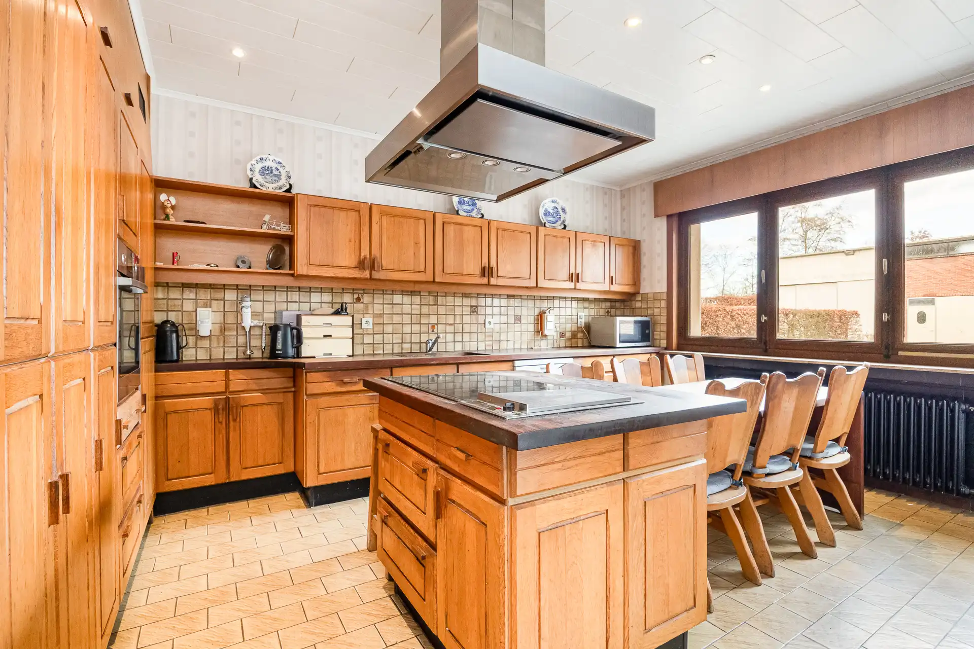 Ruime villa met garage en zwembad + bouwgrond + 2 magazijnen foto 37