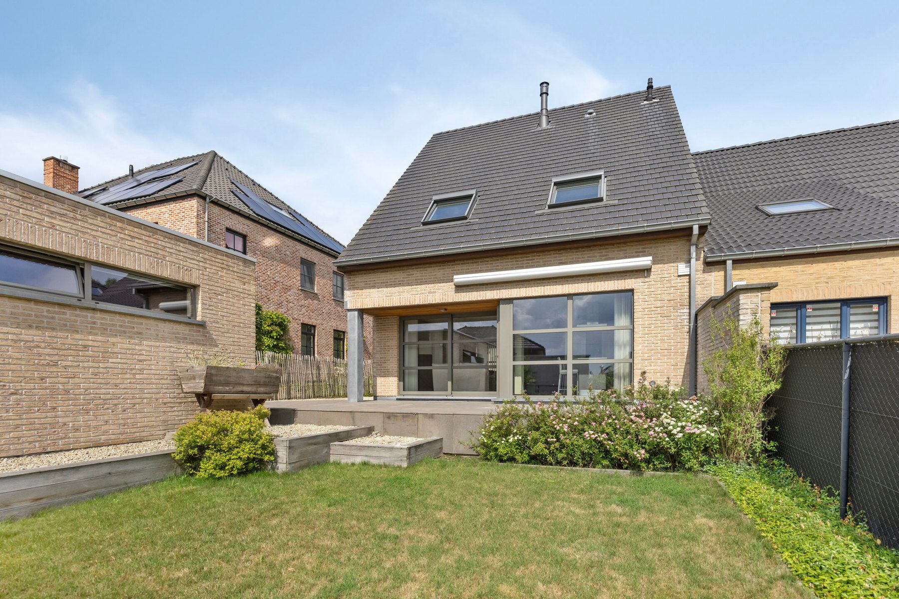 Instapklare HOB met 2 slaapkamers, garage en tuin! foto 27