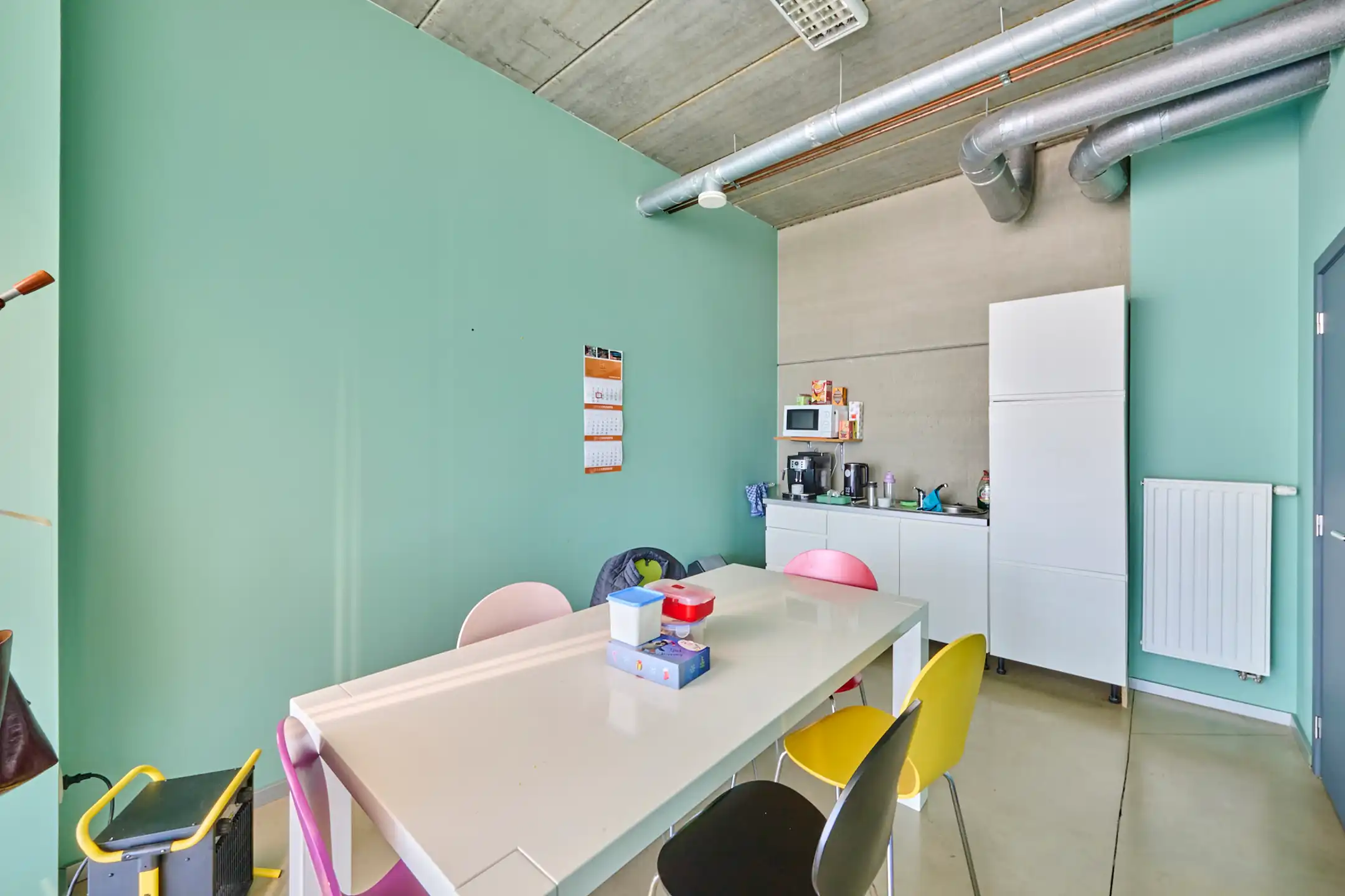 MULTIFUNCTIONEEL BEDRIJFSGEBOUW MET APPARTEMENT EN BUITENTERREIN foto 12