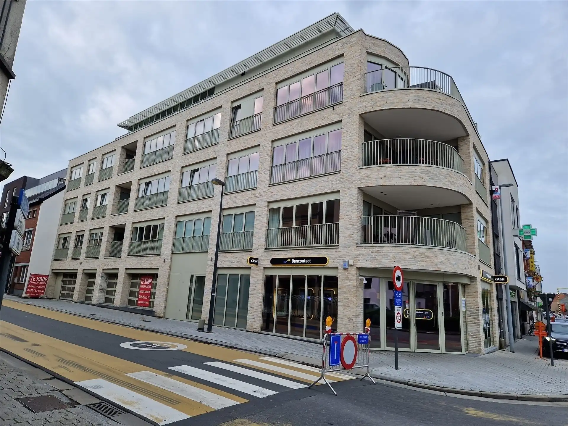 Overdekte autostaanplaats op gegeerde locatie in Wetteren. foto 6
