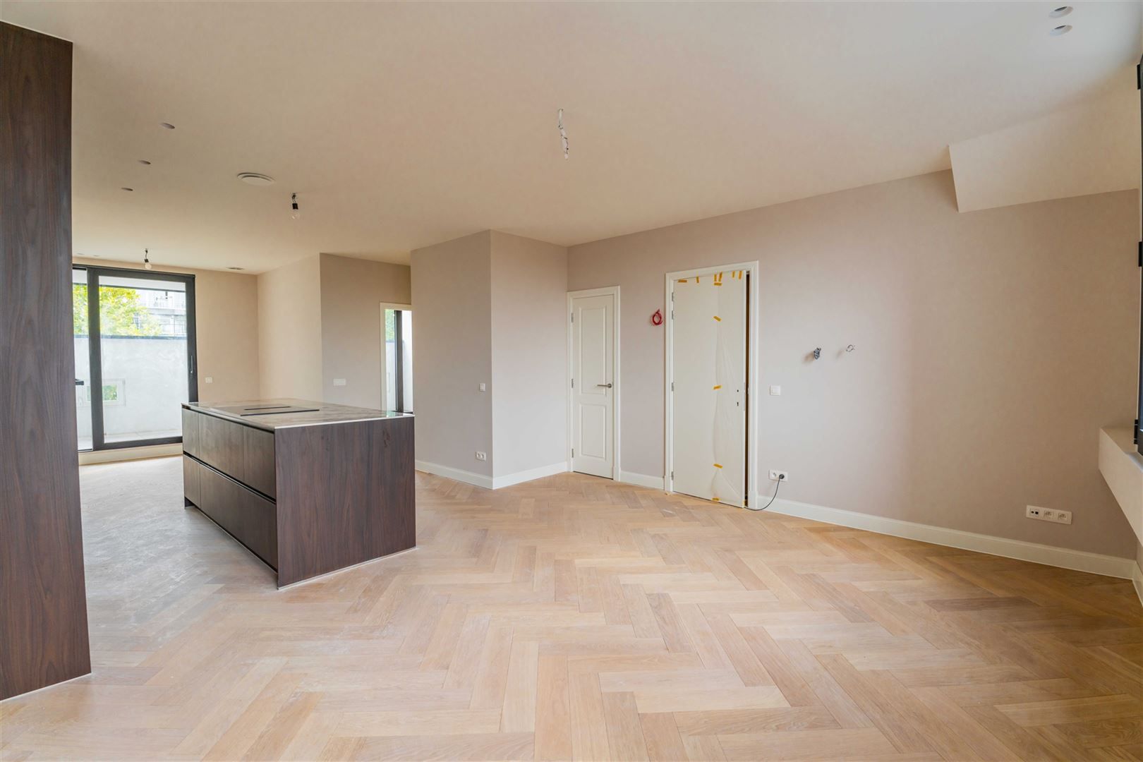 Totaalrenovatie met leuk terras foto 4