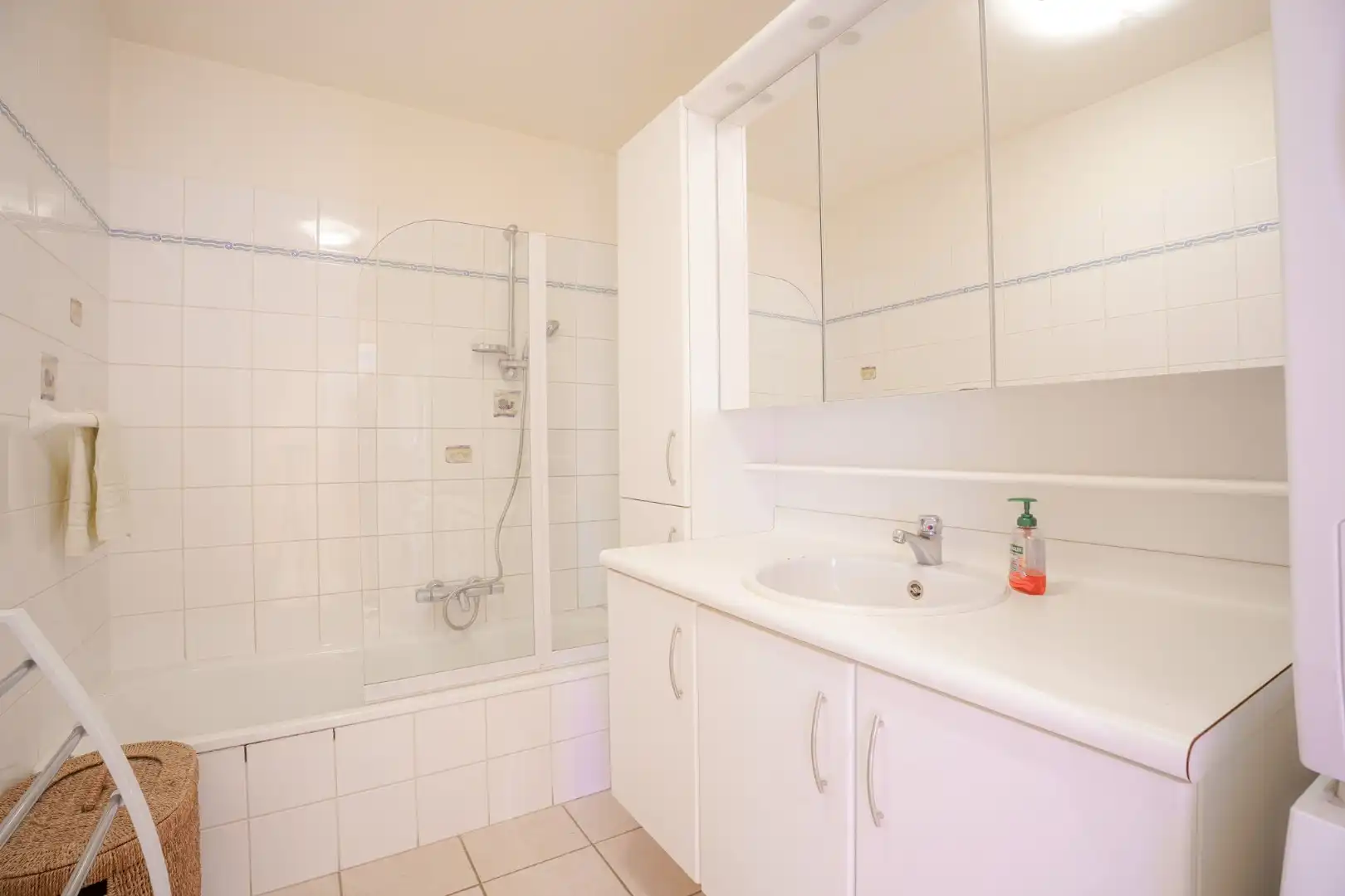Instapklaar 2-slaapkamerappartement (89m² + 8m² terras) nabij de haven van Nieuwpoort. foto 8