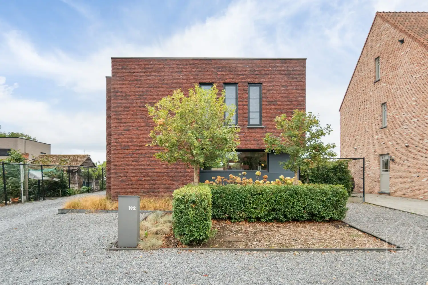 Instapklare BEN woning uit 2019 met zuidgerichte tuin en poolhouse foto {{pictureIndex}}