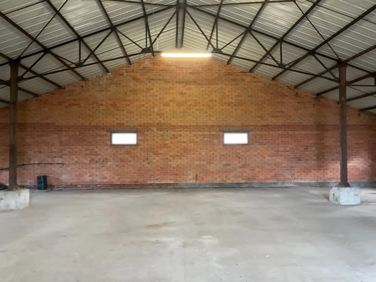 Ruime loods/opslagruimte (300 m²), gunstig gelegen te Lichtervelde foto 2