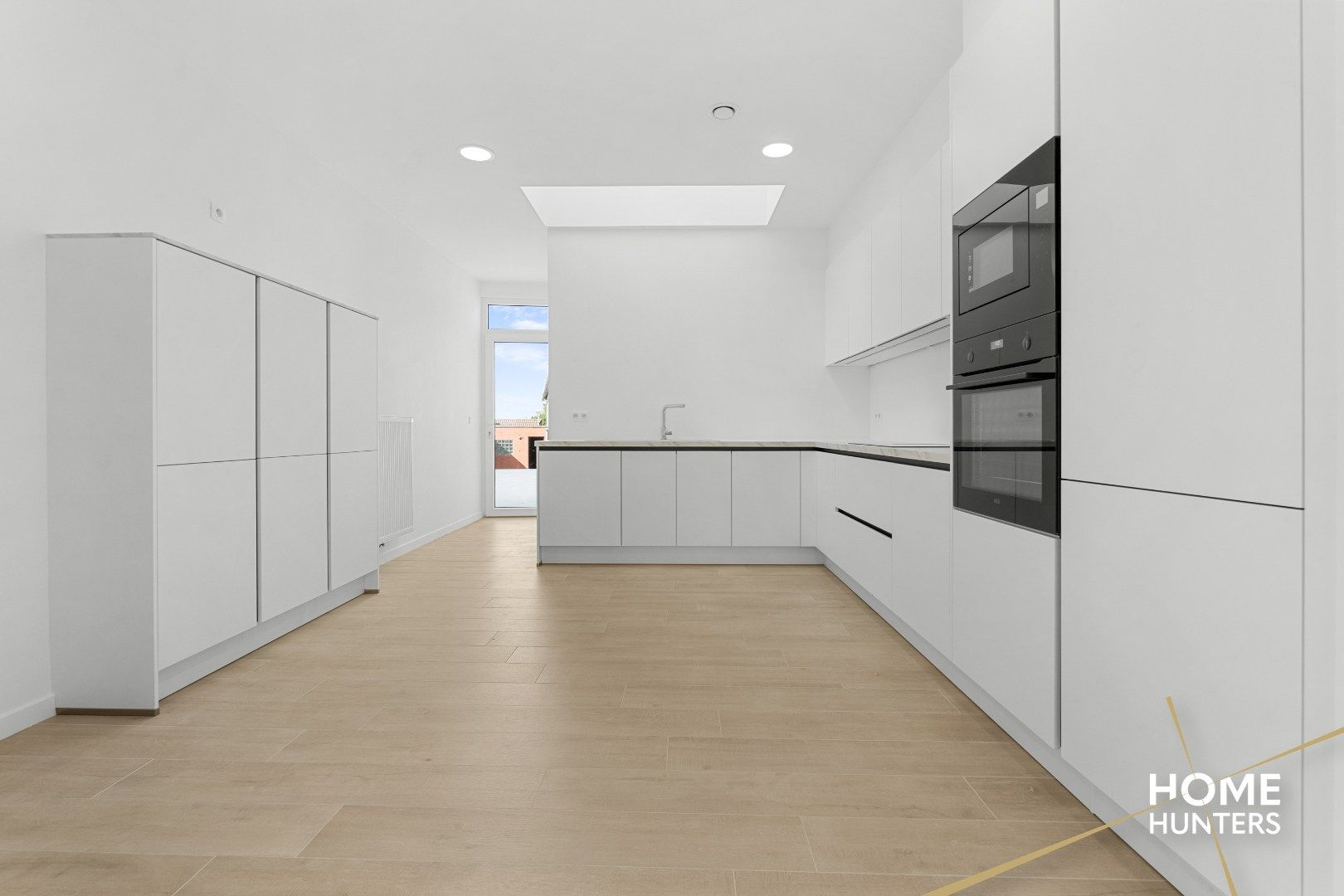 Volledig gerenoveerde woning (anno 2025) met 3 ruime slaapkamers, ruime garage + tuin te Ieper foto 6