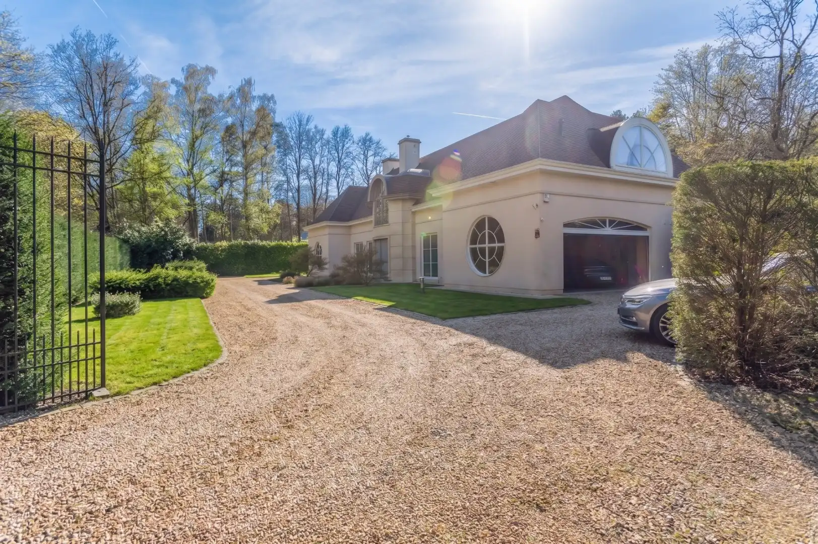 Exclusieve familievilla (413m²) op bosrijke toplocatie te Belsele foto 2