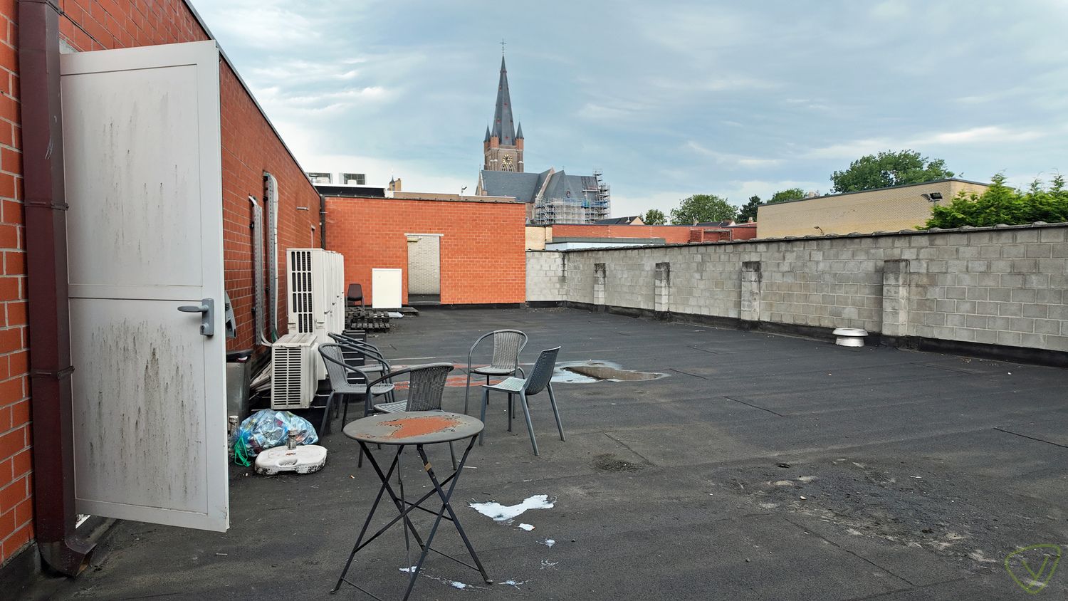 Exclusieve handelsruimte te huur op één van de commercieel gunstigste locaties te Eeklo! foto 8