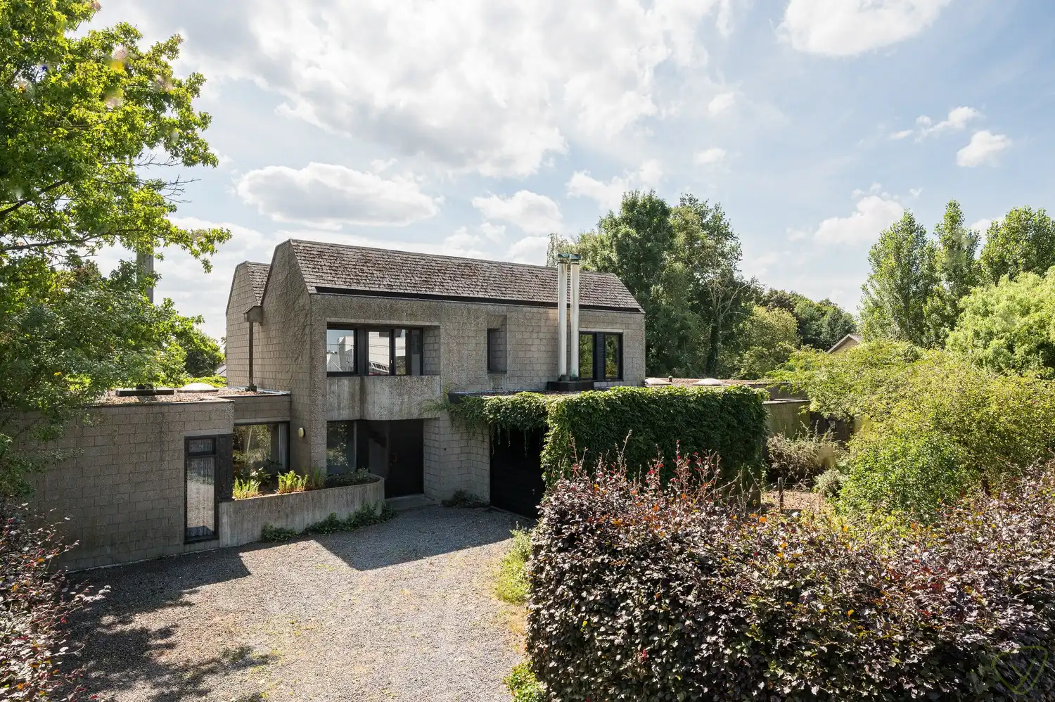 Hoofdfoto van de publicatie: Modernistische villa met praktijkruimte en zuidwestgerichte tuin op riant perceel in Lembeke