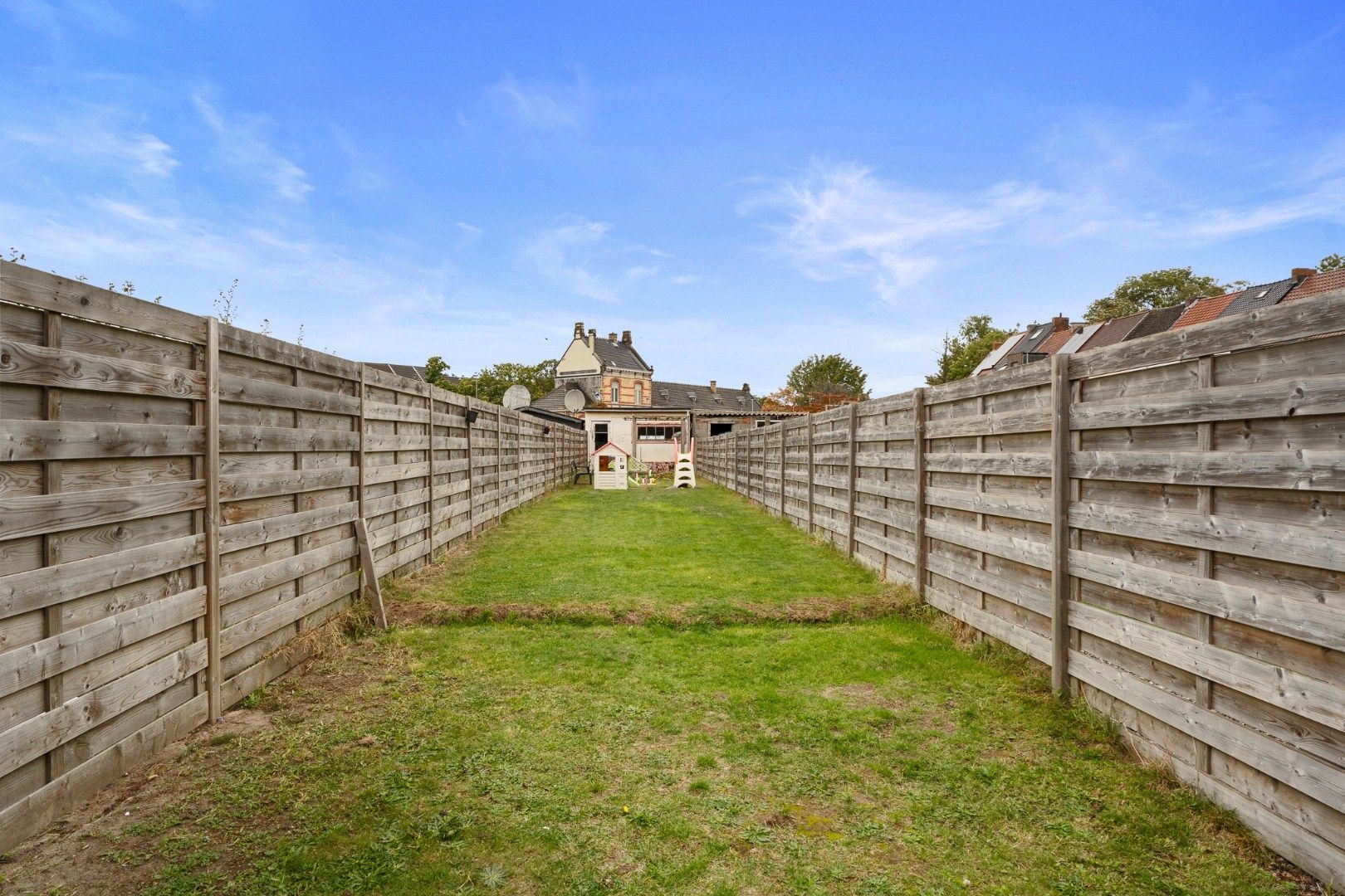 Eengezinswoning met grote tuin foto 14
