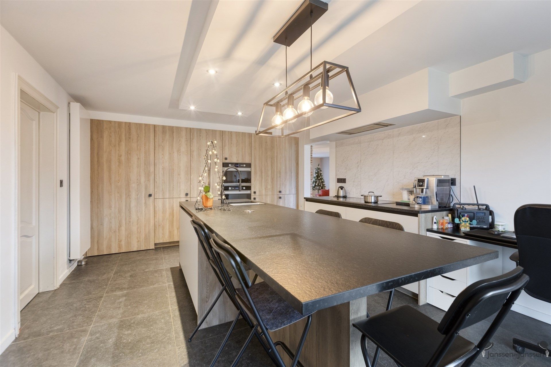 Instapklare recent vernieuwde gezinswoning foto 6