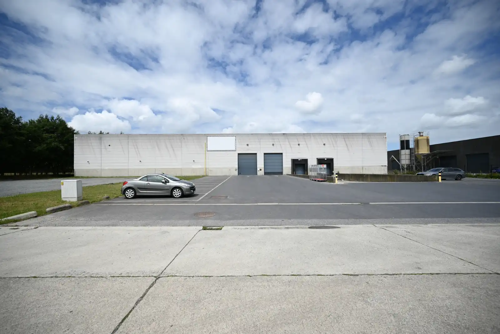 Magazijn van 6.000 m² op een terrein van 10.137 m² foto {{pictureIndex}}