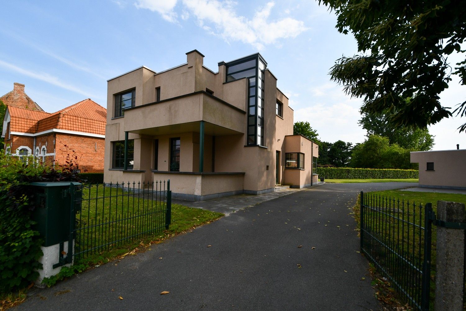 Ruime modernistische woning met grote tuin en garagegebouw foto {{pictureIndex}}