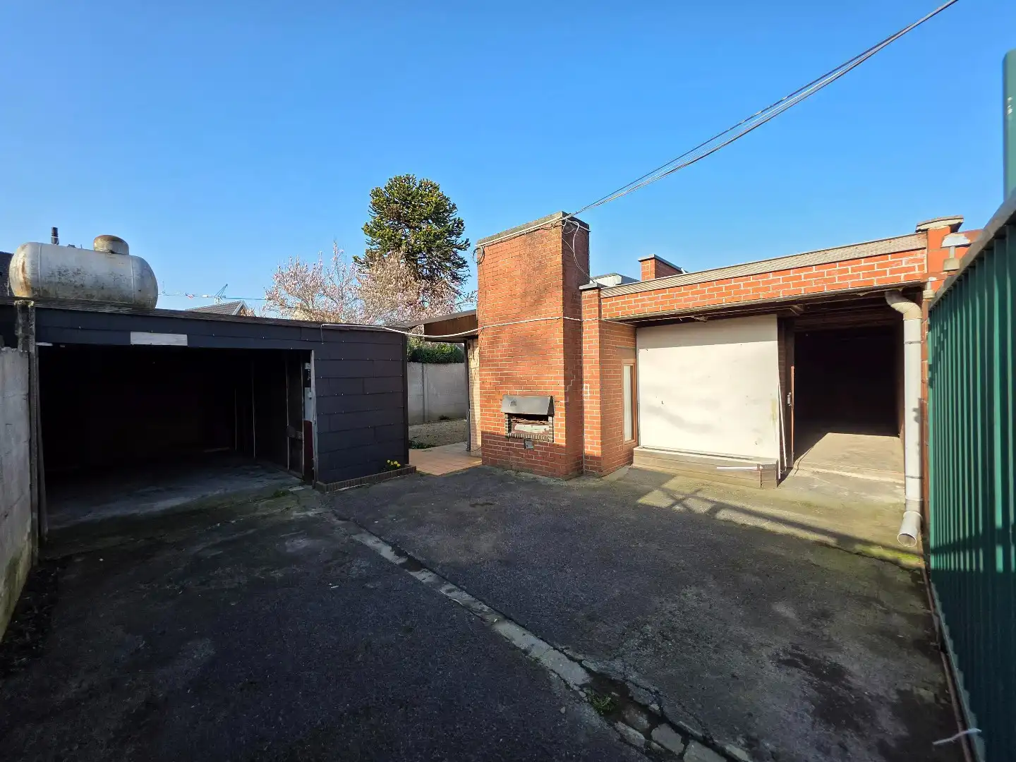 Opslagplaats/atelier in het centrum van Kuurne met vrijstaande garage en bureauruimte foto 6