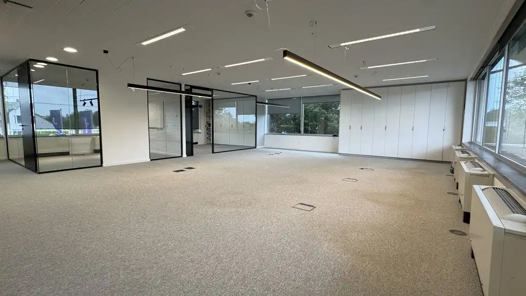 Instapklaar kantoor te huur op zichtlocatie langs N70 in Lochristi foto 3