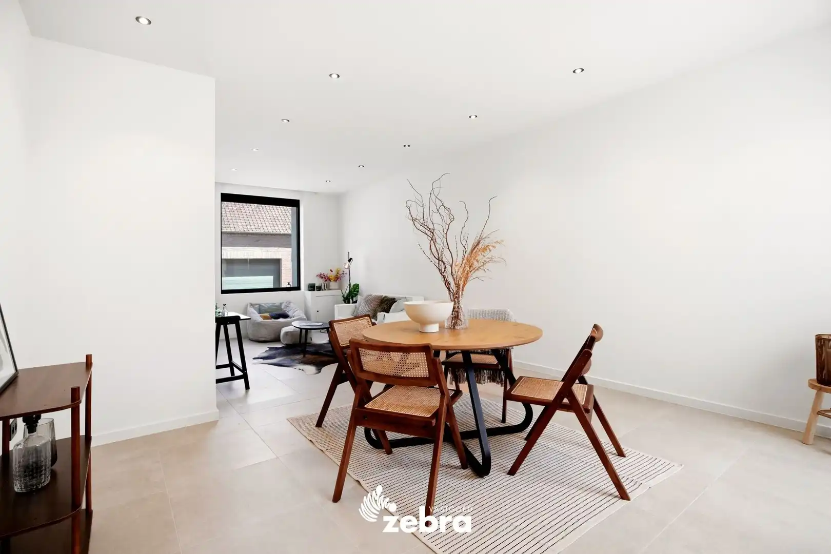 Stijlvolle woning met garage en achterliggende uitweg! foto 4