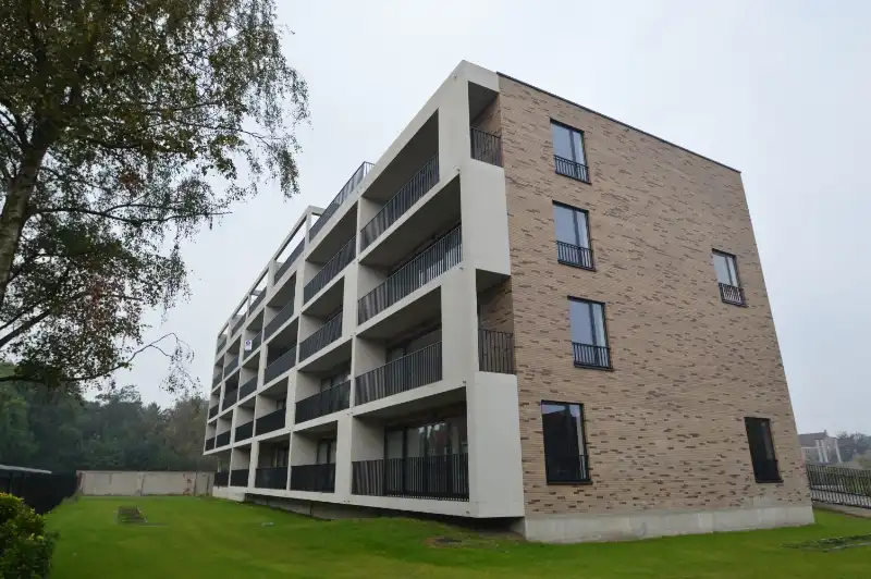 Modern 2-slaapkamerappartement met garage op rustige, groene ligging foto {{pictureIndex}}