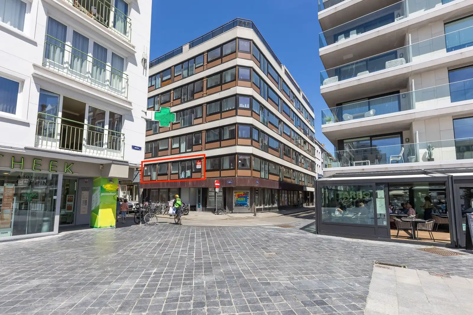 Instapklaar en gemeubeld appartement met 2 slpk op topligging aan het Wapenplein foto 17